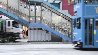 Karcocha cambiando mil pesos en Hong Kong