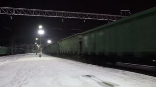 Ночь на станции Галич. Электровоз 2ЭС5К-350 с грузовым поездом >