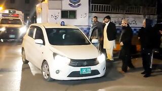 ُUrdu PAK: Police officials: The policemen are taking Sheikh Rasheed to the polyclinic for a medical check-up.