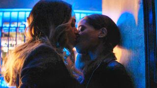 Batwoman 3x06 / Kissing Scene — Sophie and Renee (Meagan Tandy and Victoria Cartagena)