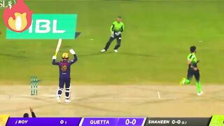 Shaheen Afridi bowling