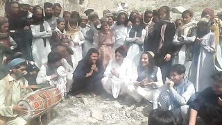 بانڈار لوگ آرہا ہے ڈانس کر رہا ہے
