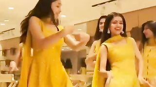 Mehndi girls dance