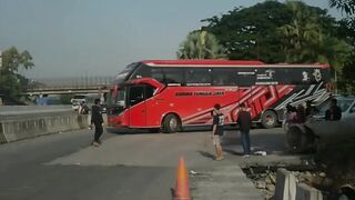 Ora mung cuacane sing rendeng. Atiku Yo banjir ???? #shorts #busmania #huntingbus