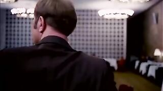 Танцуют все.