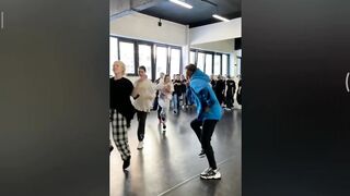 Вот это я понимаю урок физкультуры !!! Зажгли так зажгли????????????  ФИЗРУК огонь !!!