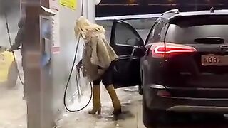 Блондинка и заправка