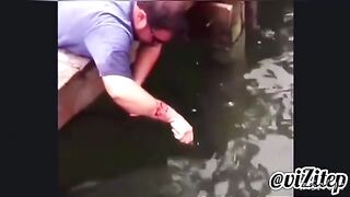 Поймал рыбу руками