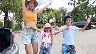 Tim, Essy y mamá fueron al parque acuático