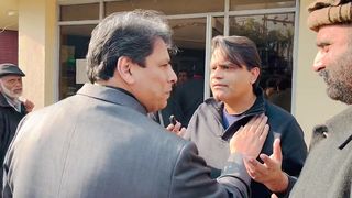 جرنلسٹ کو عہدے لینے چاہیں یا نہیں ۔؟ نگران وزیر حکومت پنجاب عامر میرکے جوابات