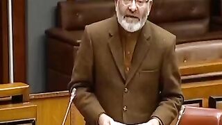 سینیٹر مشتاق احمد کا  سینٹ مین اظہارِ خیال