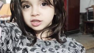 Areeba ki Mama n mujay Glasses do hy