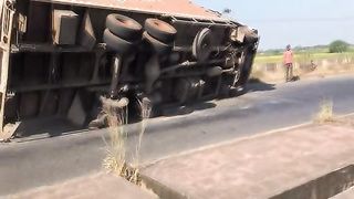 U fall, I pick u up hydra crane work truck accidentally Cat Loader 992G Loading Koyla Excavator Machine LiuGong 922D HD Loading tractor 40mm