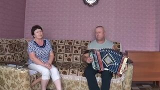 Над тихою речкою туман расстилается. Исполняют под гармонь супруги - Мошкины.