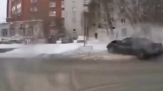 В Омске таксист спас двух школьниц ценой своей машины