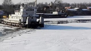 Буксир ломает лёд