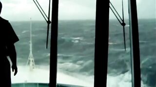 Пассажирский Круизный Лайнер попал в 12 бальный шторм.