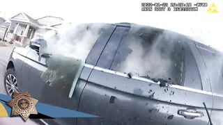 Полицейский спас собаку из горящей машины.