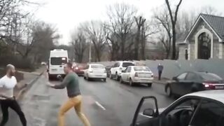 два придурка дерутся на дороге