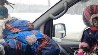 Макака Федор и капуцин Ульяна едут гулять.