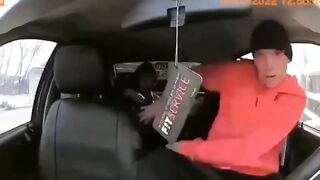 Шизанутый пассажир напал на водителя и выхватил у него руль