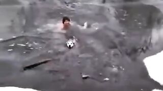 62-летняя женщина спасла хаски из ледяной воды.