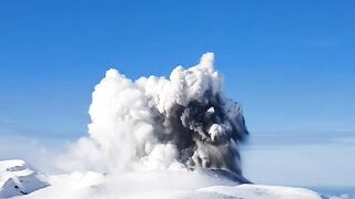 На Курильских островах проснулся вулкан Эбеко