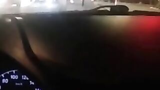Двое полуголых мужчин устроили драку на дороге в Новосибирске