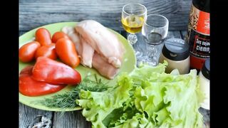Тёплый салат с курицей, сладким перцем и помидорами