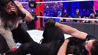 amazing fight between Seth Rollins vs Roman Reigns