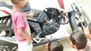 Cute baby fun larki ko gomana wali gare