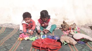 بچے اپنی دنیا میں مگن،چھوٹی چھوٹی خوشیاں