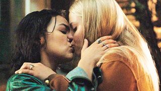 The  Lives of College Girls / Kiss Scene — Leighton and Alicia (Renee Rapp and Midori Francis)