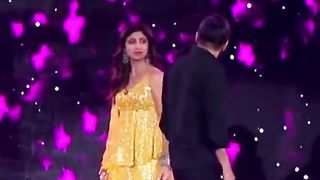 Tum mujh hi sy pyar kar lo