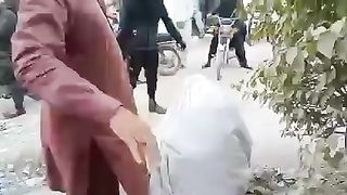 سکھر میں بدمست پولیس اہلکار کی غریب  خاتون سے سرعام بدتمیزی اور تشدد کی وڈیو وائرل