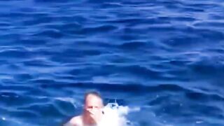 Мужчина , море и дельфины.