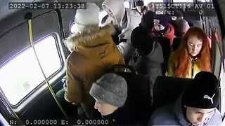 школьники выпрыгнули из задней двери маршрутки на ходу.