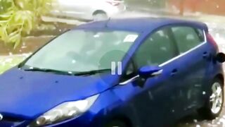 Град величиной с яйцо.