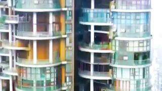Жилые дома с живописными  балконами.