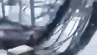 оммунальщики снежками сбивали снег с крыши и в хлам разнесли кабель.
