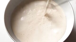 Блины на ряженке с банановым творогом и грильяжем