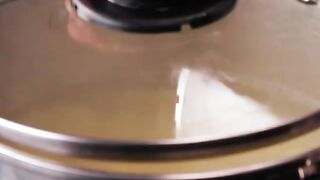 Вырезаю кольца из картофеля для бесподобной закуски.