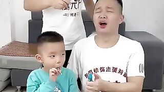 Baap  ne bache ko cigrate per laga dia