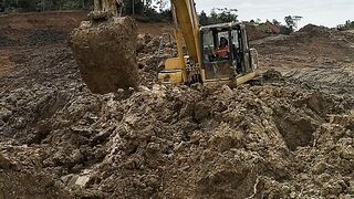 Alat berat excavator main lumpur