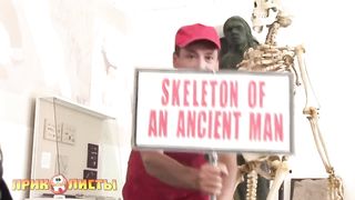 Best Crazy Skeleton Prank. Даже скелет не сдержался!