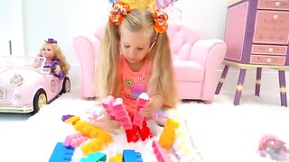 Diana y Roma están jugando con bloques de jugurete multicolor