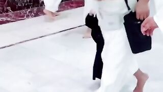 Mashallah cute baby khanakaba ka tawaf kar Rahi hy