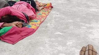 مزدور لوگ ایسے سوتے ہیں پردیس میں