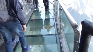 Тропа смерти. Экстремальные туристы на мосту.