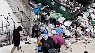 пенсионеры добывают просроченные деликатесы с мусорки.